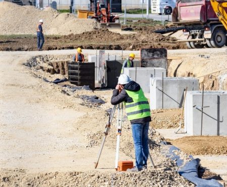 La Universidad Católica de Temuco apuesta por la formación de ingenieros constructores a partir de este año, a fin de contribuir al desarrollo socio-económico de la región y del país a través de los desafíos propios de la disciplina. “Este año recibimos 42 estudiantes, completando con esto la matrícula que ofrecimos, lo que nos impulsa a seguir creciendo como carrera” comenta Karla Silva. “En cinco años más comenzaremos a entregar a la región nuevos ingenieros constructores con altas competencias de gestión de proyectos de construcción complementado con los valores éticos y sociales que nos caracterizan como institución”. Imagen: https://blog.structuralia.com